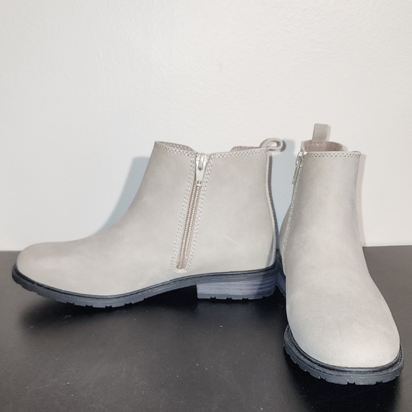 Caching Block Heel Chelsea Bootie - Picture 5 of 9